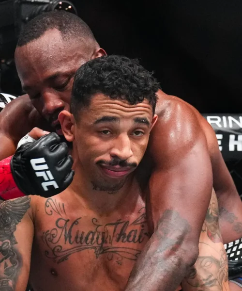 Prende pugni e resta indifferente: è tutto finto? Tifosi sconcertati. Foto