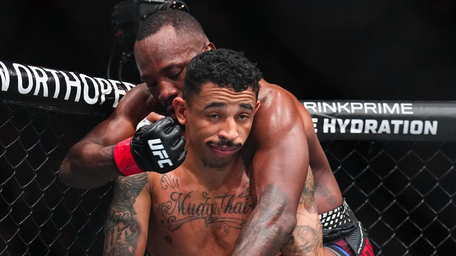 Prende pugni e resta indifferente: tifosi sconcertati. E' tutto finto?