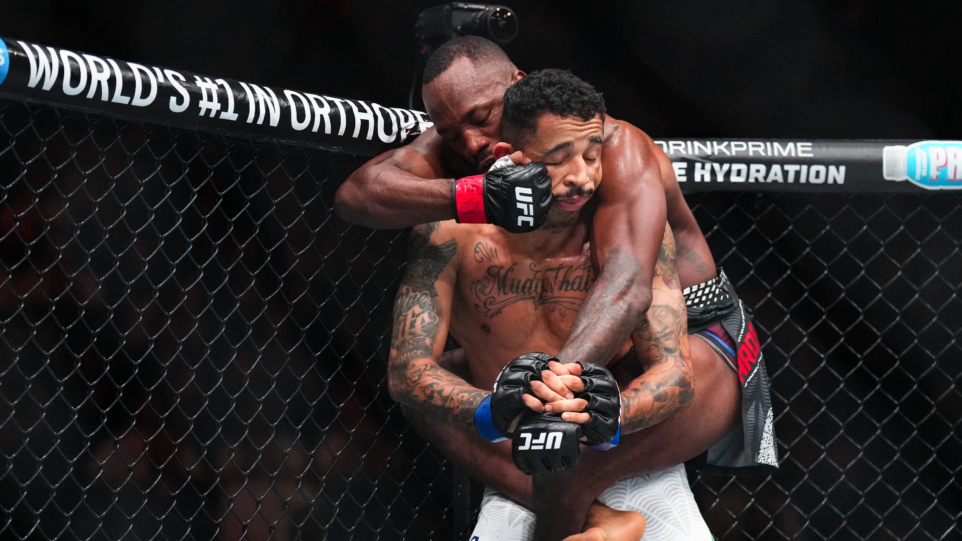 Leon Edwards ad un certo punto ha bloccato con una morsa Prates, colpendolo più volte al volto