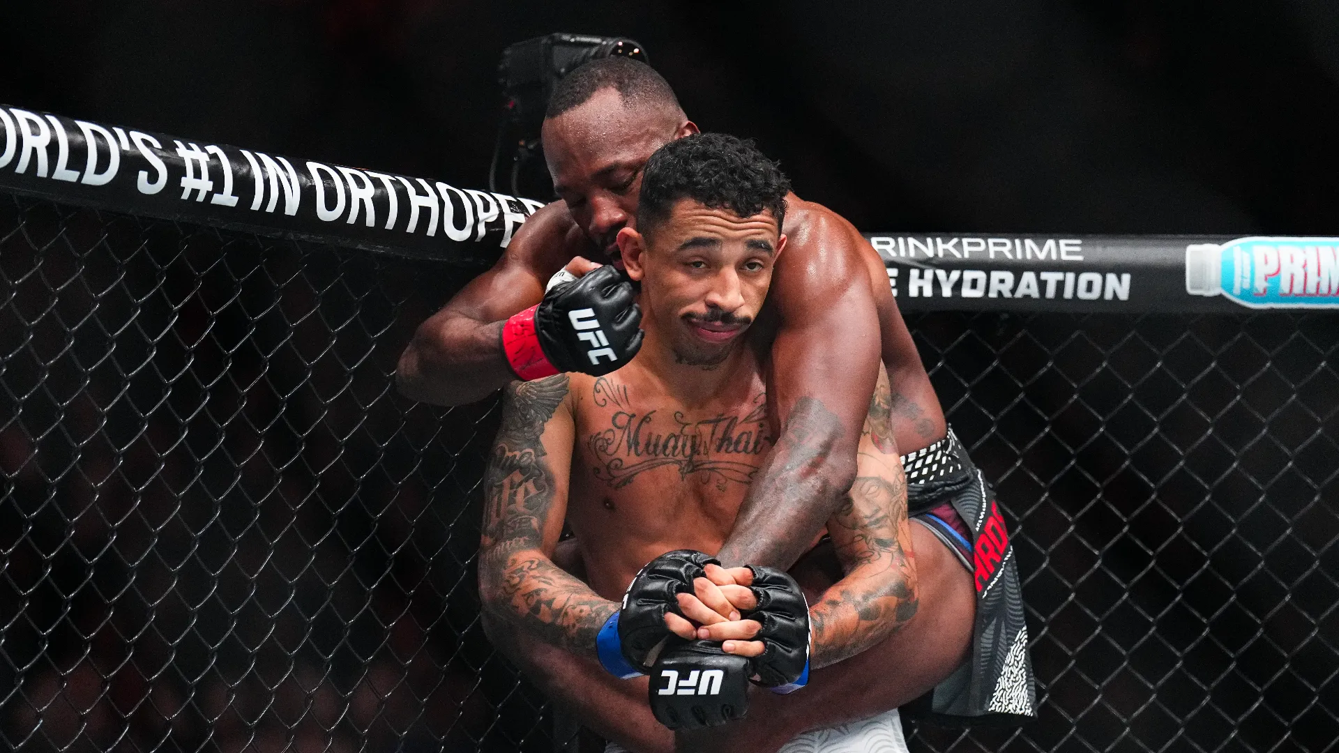 Ma nonostante i pugni Prates è rimasto indifferente, con una espressione che è diventata immediatamente virale sui social