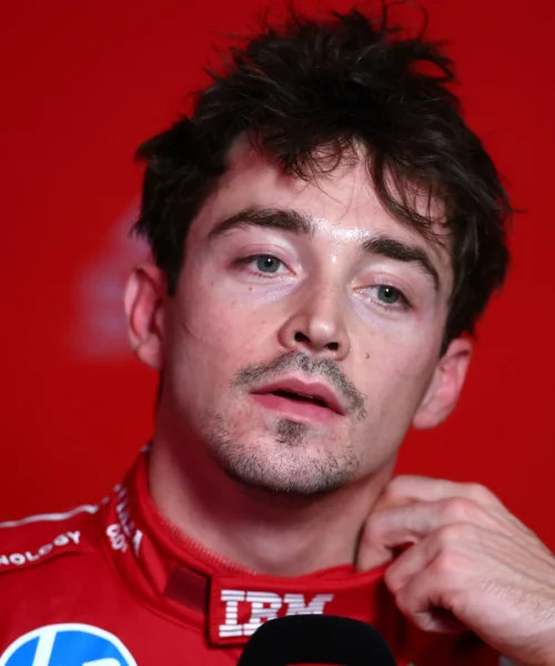 Charles Leclerc furioso con Carlos Sainz: la mossa dello spagnolo fa discutere