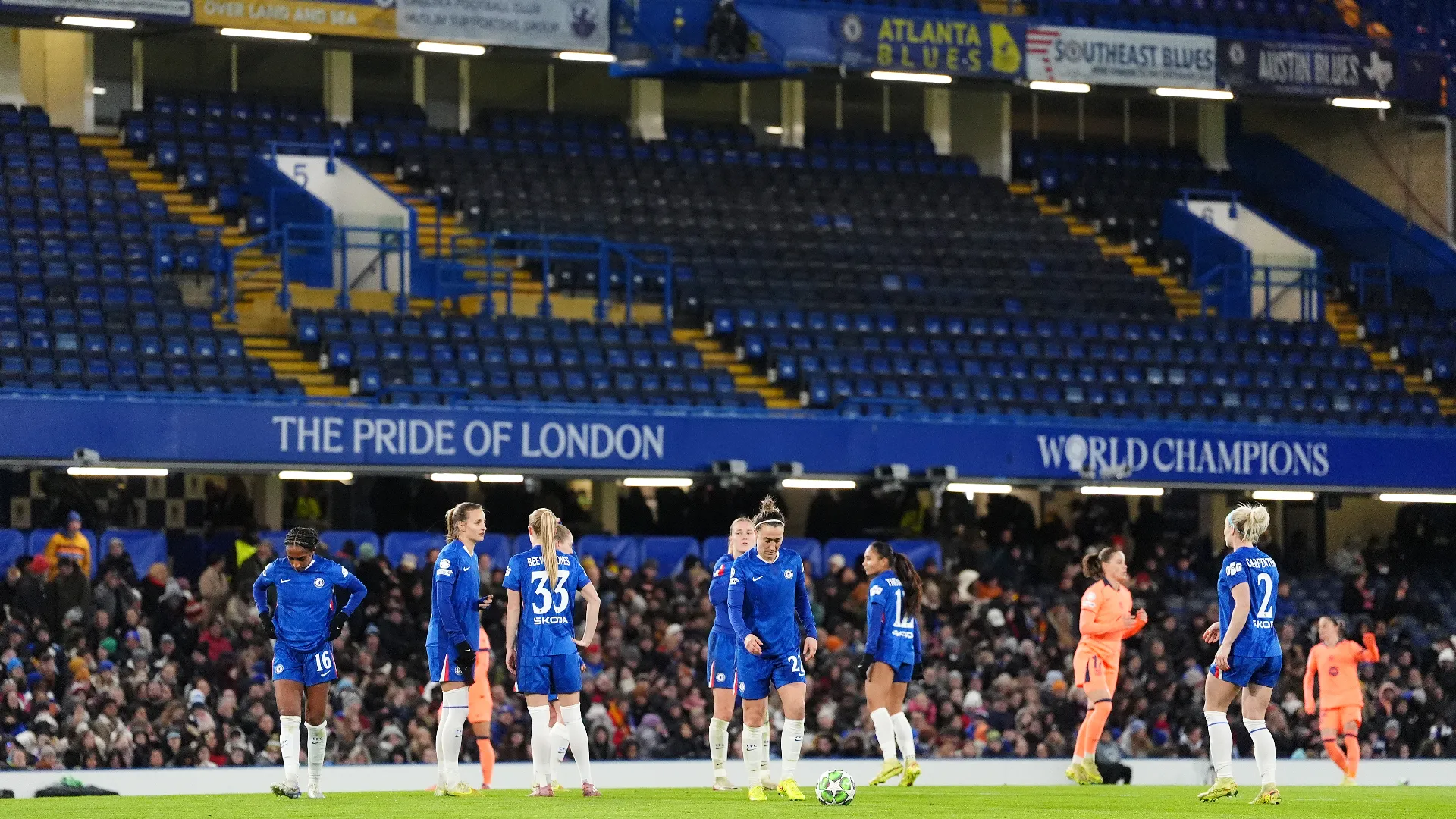 Il guasto ha colpito diversi sistemi tecnici: sono andati offline i feed televisivi e i monitor nella sala stampa. Non funzionava nemmeno il VAR