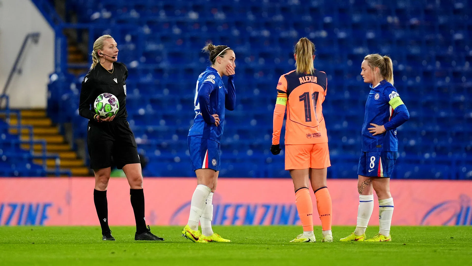 La sfida tra Chelsea e Barcellona è stata sospesa per circa una decina di minuti