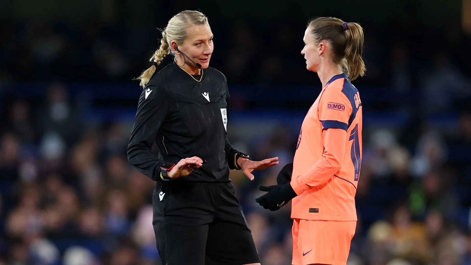 L'arbitro ha dovuto spiegare alle calciatrici la situazione: era impossibile continuare a giocare