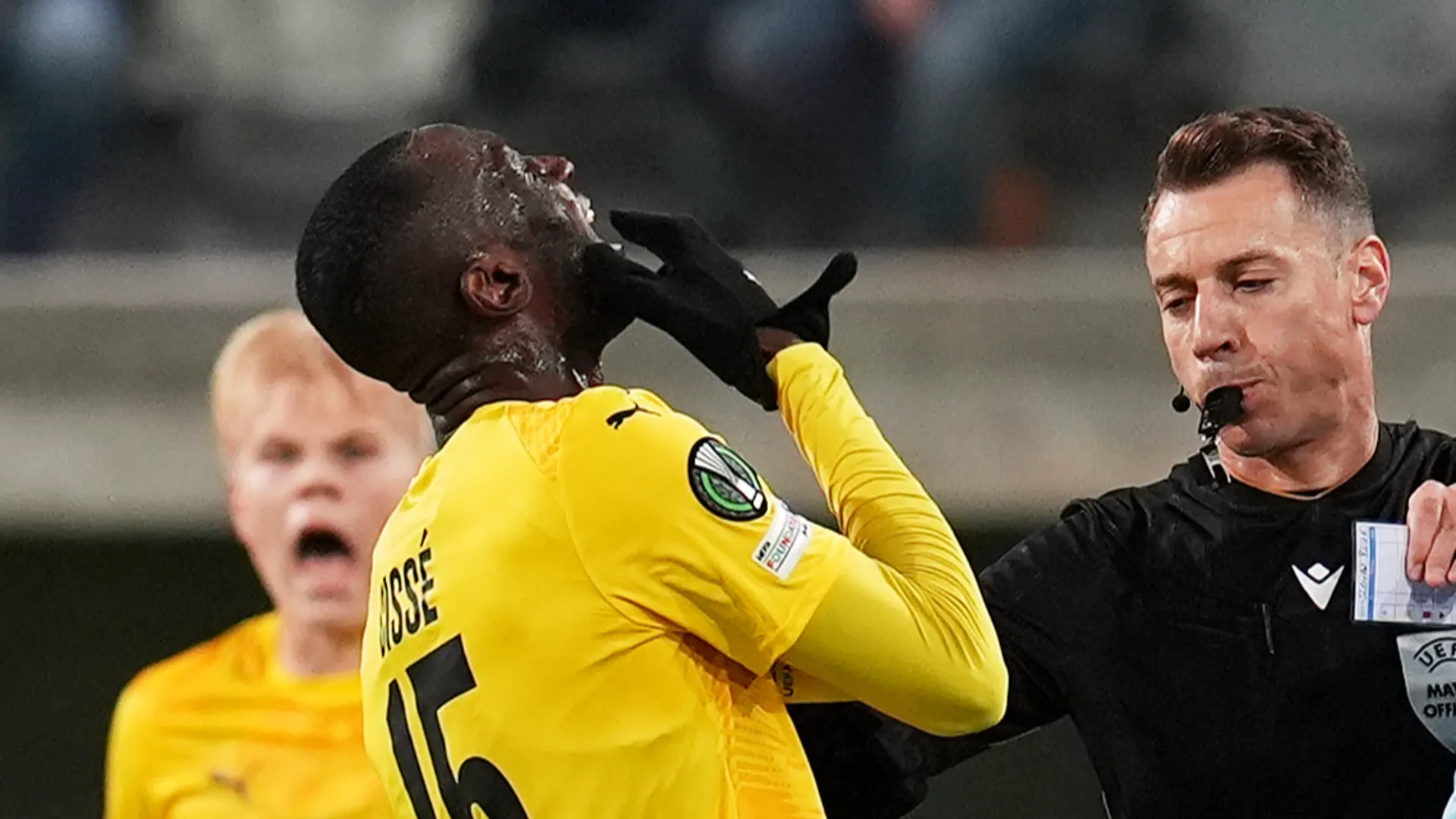 Le immagini della sceneggiata di Cissé sono diventate virali sui social