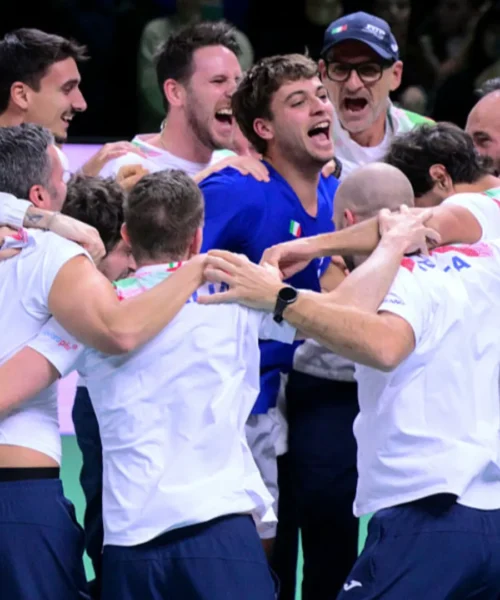 Coppa Davis, storico tris di fila per l’Italia: Flavio Cobolli completa il 2-0 alla Spagna