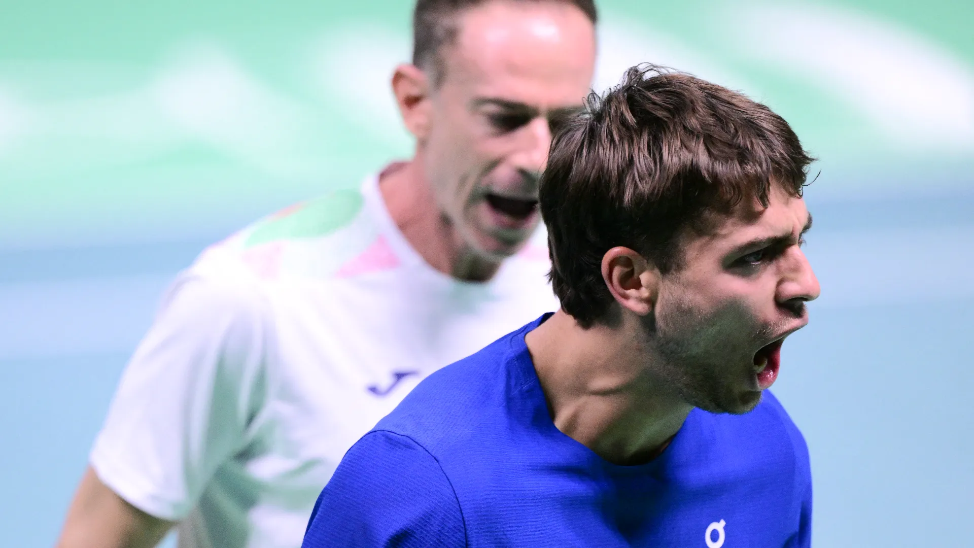 Cobolli cambia ritmo, recupera e si prende il secondo set al tie break dopo vari set point sprecati.