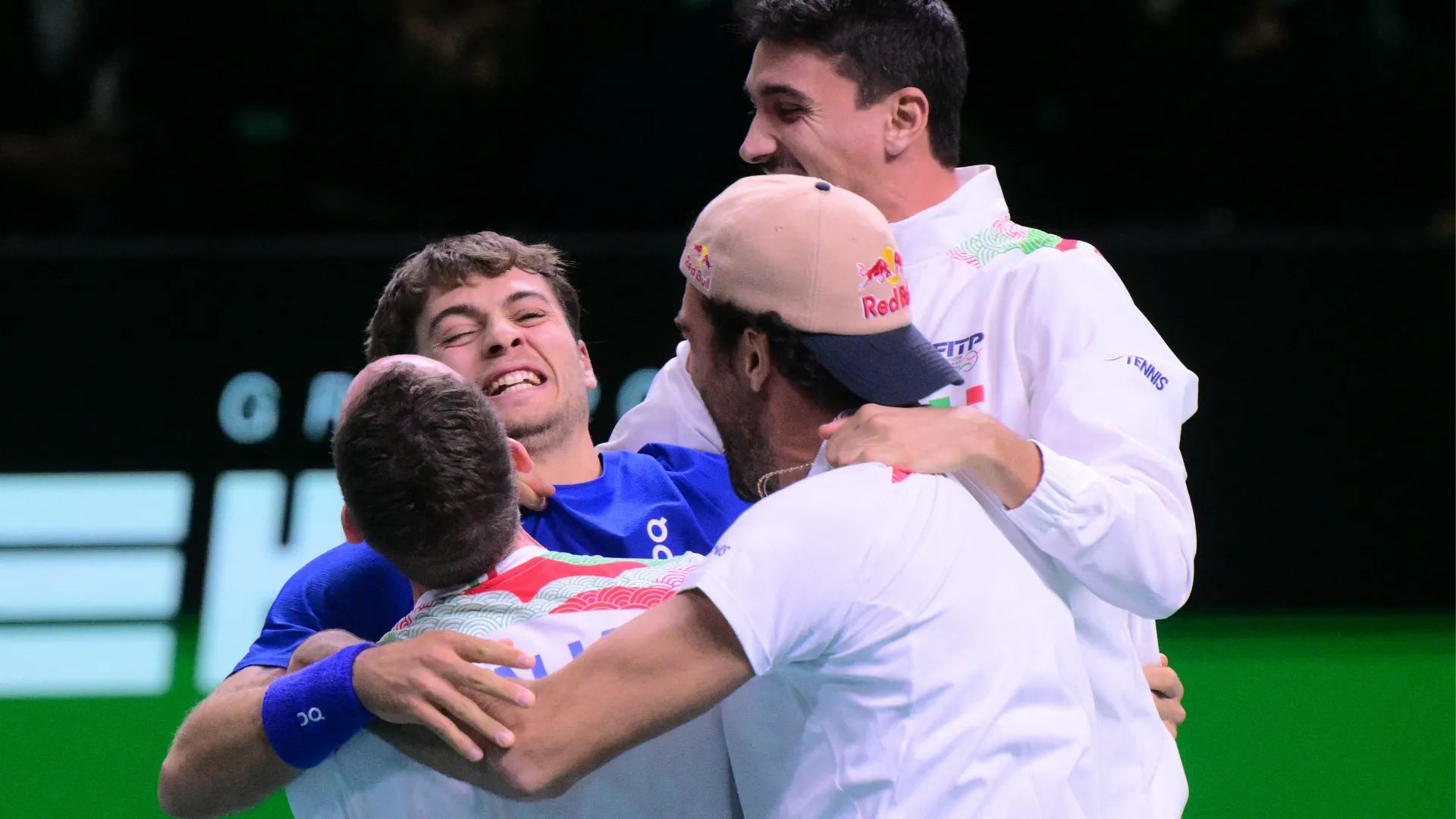 Cobolli serve per il match e chiude, liberando l'esplosione del pubblico che canta "campioni del mondo".