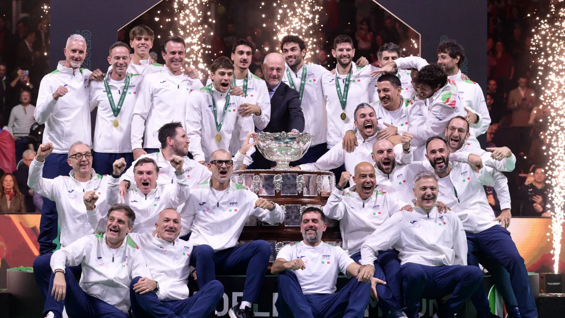 L'Italia conquista la terza Coppa Davis consecutiva battendo la Spagna 2-0 a Bologna.