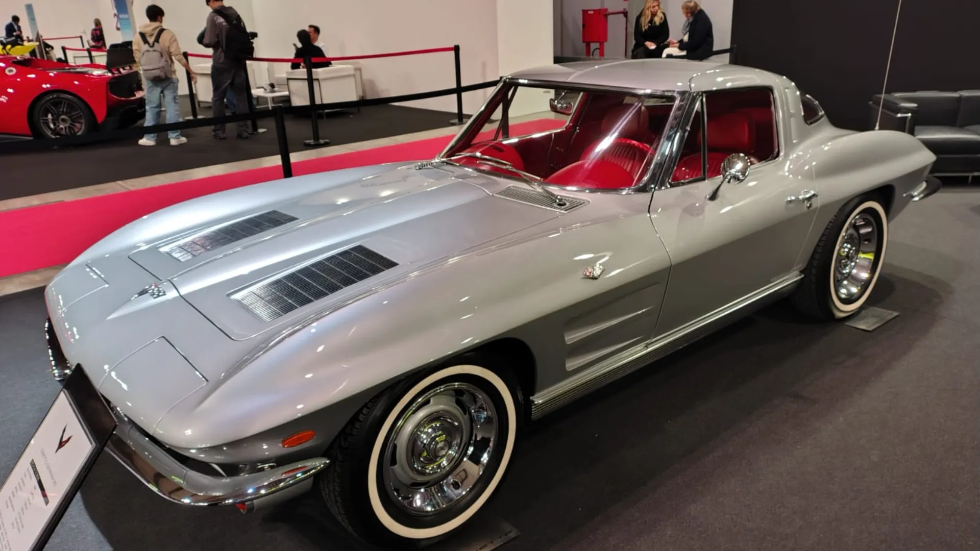Per la prima volta nella sua storia, la Corvette viene offerta anche in versione coupé.