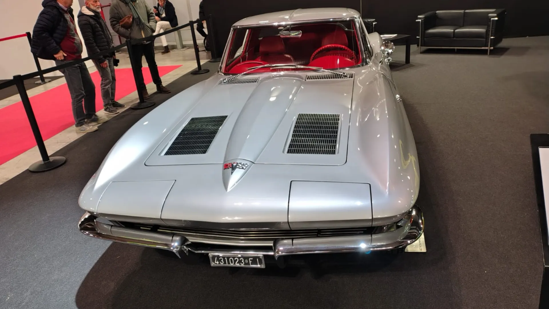 L'ingegnere 44enne Duntov convince Chevrolet ad assumerlo dopo aver visto la Corvette.