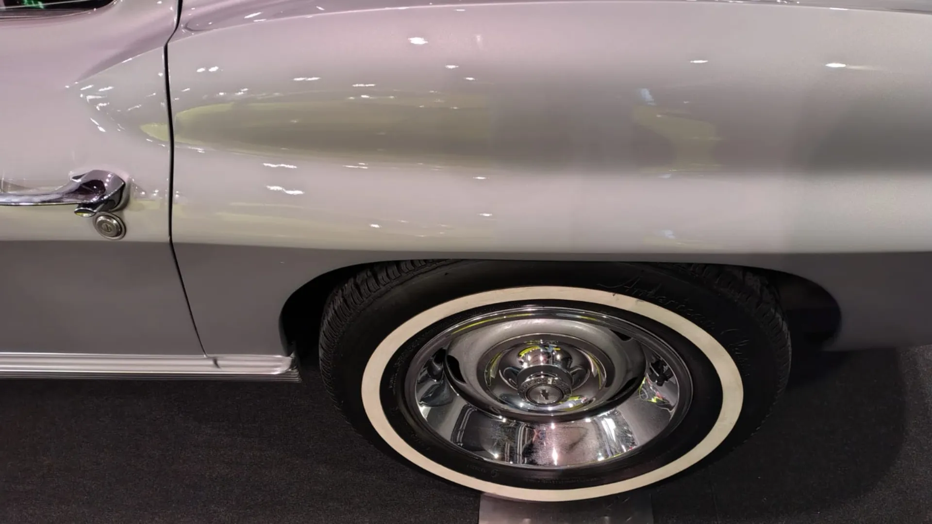 Zora Arkus Duntov vede la presentazione della Corvette al Motorama di Detroit del 1953.