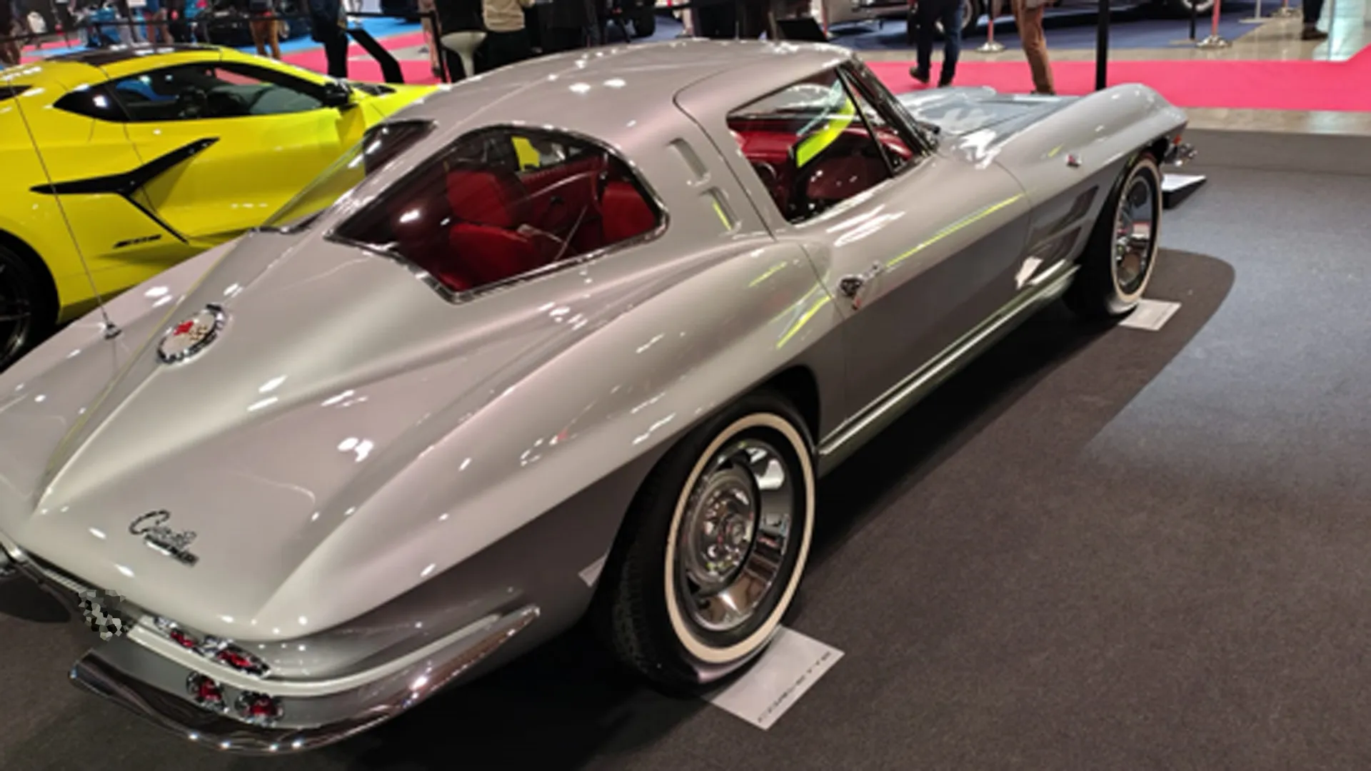 Duntov introduce il piccolo V8 Chevy nella prima generazione della Corvette.