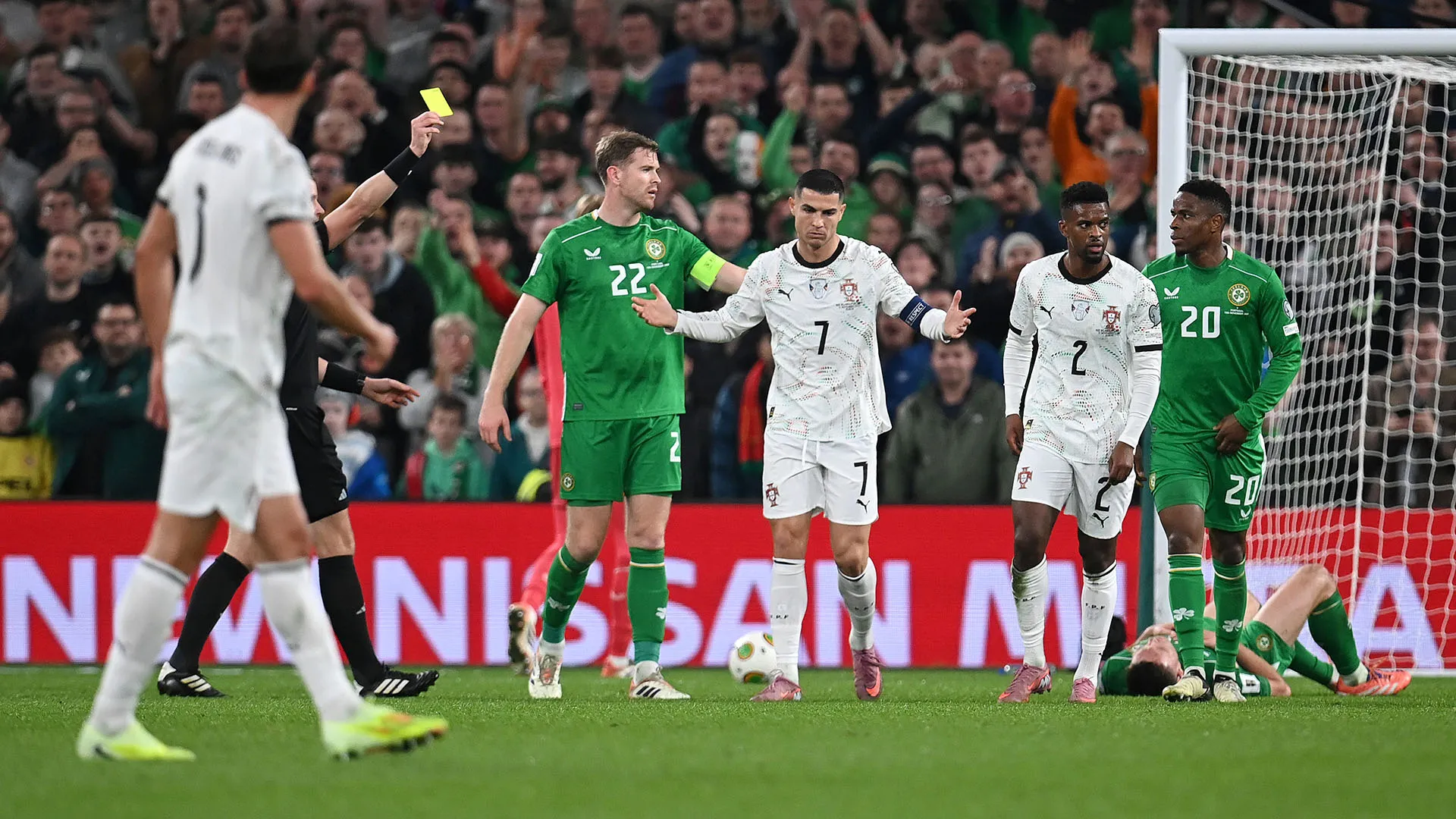 L'arbitro inizialmente ha ammonito Cristiano Ronaldo, poi dopo il consulto VAR ha cambiato decisione...