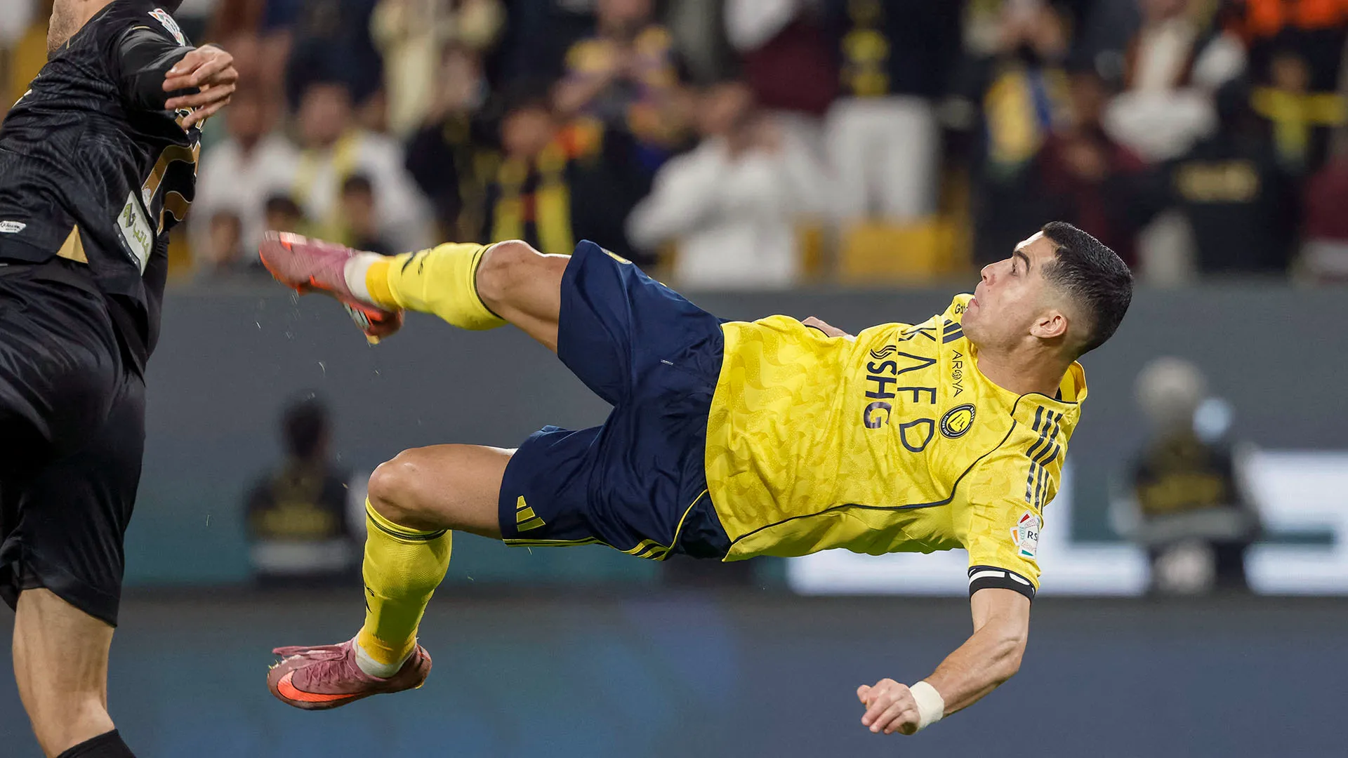 Su un cross dalla destra, l'attaccante dell'Al-Nassr si è librato in aria...