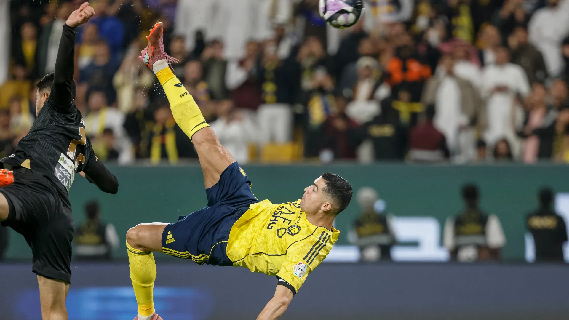 ...e ha colpito in pallone in rovesciata, andando in gol nell'ultima azione della partita