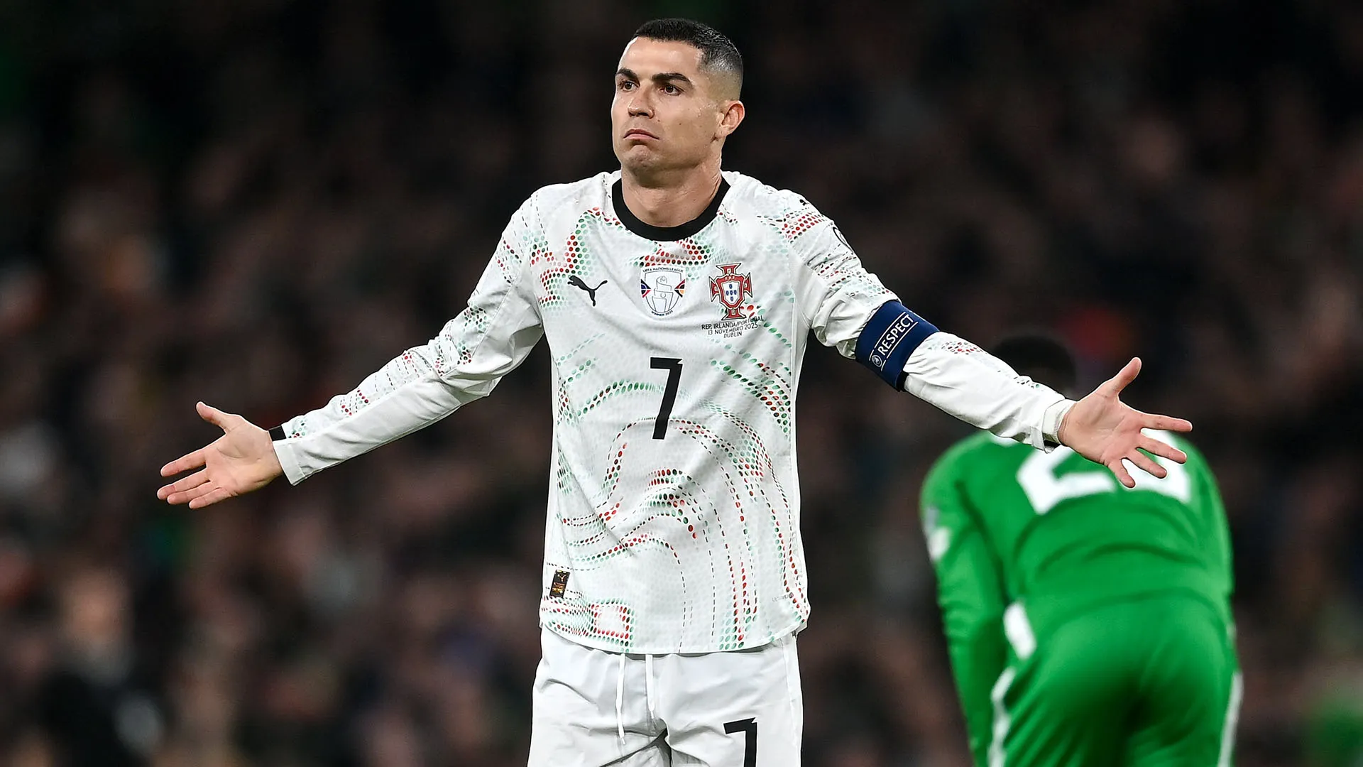 Cristiano Ronaldo perde la testa: aggredisce l'avversario e litiga con i tifosi
