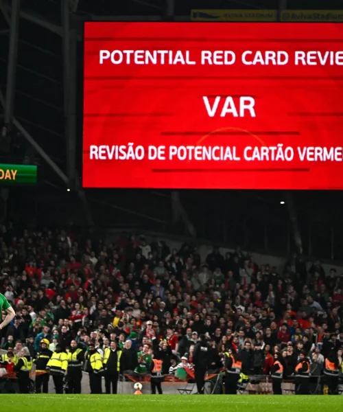 Cristiano Ronaldo perde la testa: aggredisce l’avversario e litiga con i tifosi. Foto