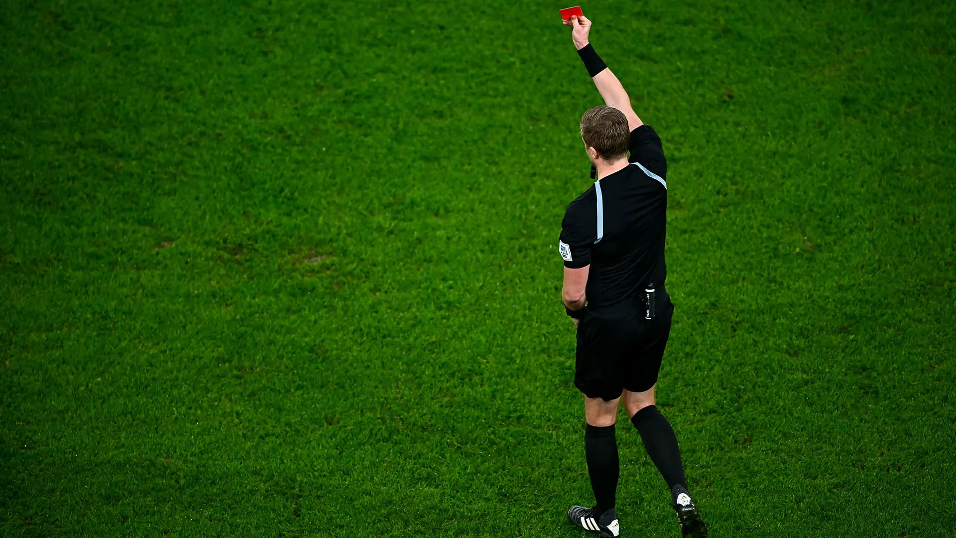 ...il direttore di gara ha estratto il cartellino rosso e ha cacciato CR7 dal campo