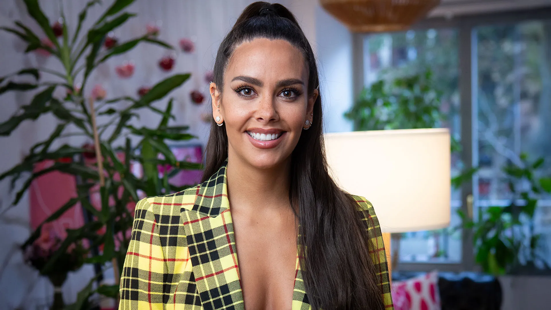 Pedroche pratica il padel utilizzando scarpe adatte a piedi nudi