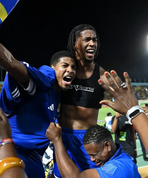 Popolo in festa dopo l’impresa: è la nazione più piccola a qualificarsi a un Mondiale di calcio. Foto