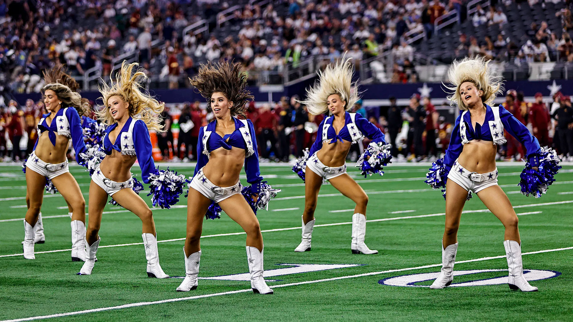 Il loro abbigliamento blu e bianco con le stelle è diventato un’icona del football americano