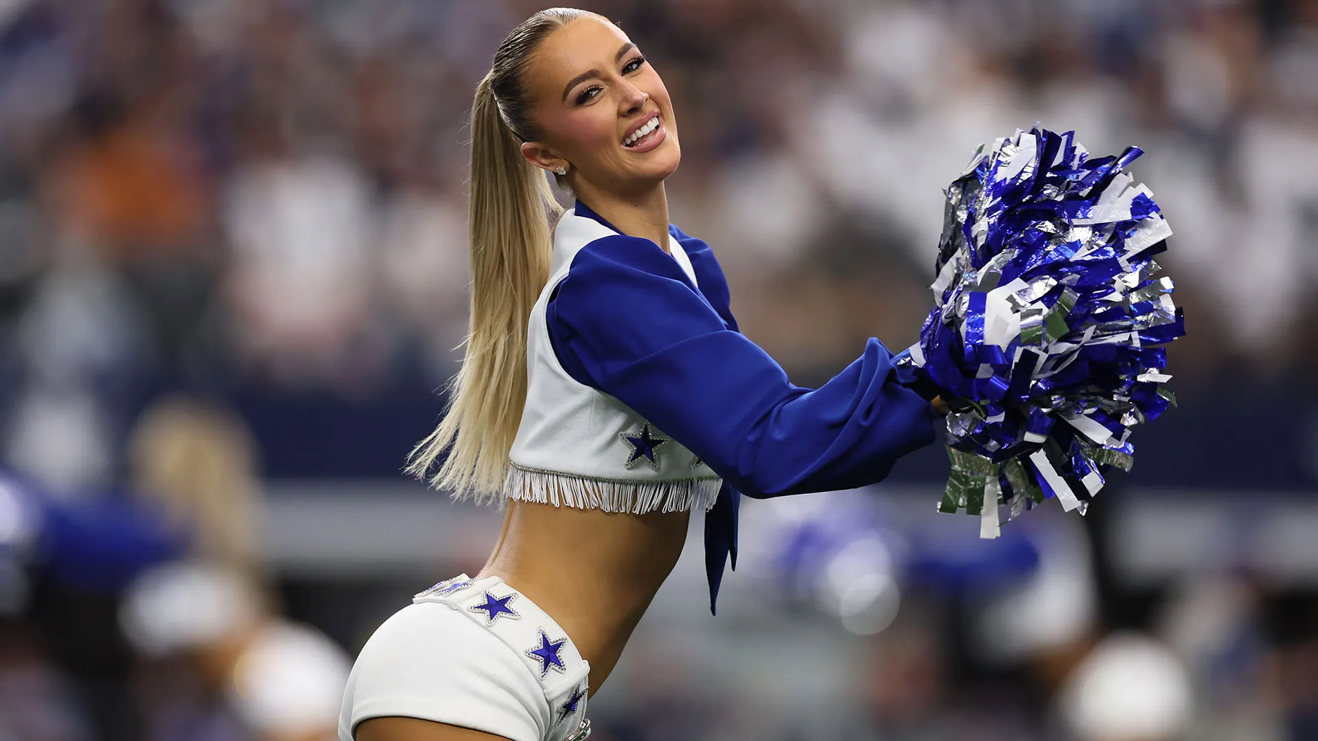 Si esibiscono davanti a decine di migliaia di tifosi all’AT&T Stadium