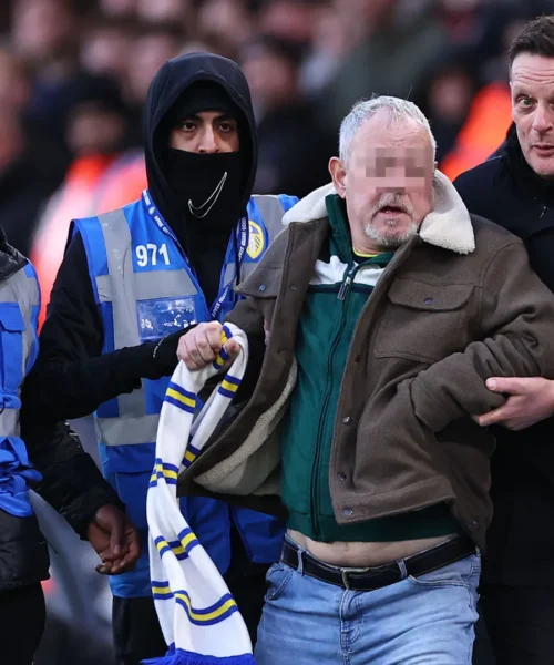 Pazzia in Inghilterra: tifoso entra in campo e protesta contro l’allenatore. Foto