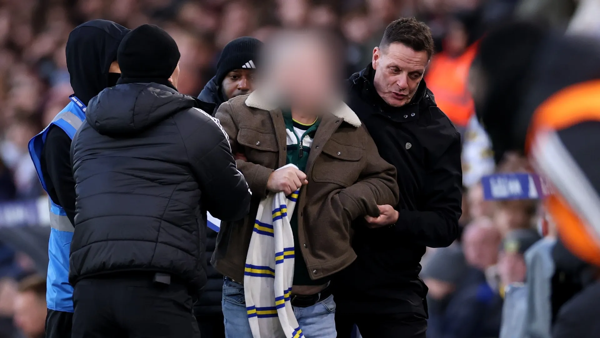 L'individuo è stato immobilizzato e scortato fuori dal campo dopo il folle gesto