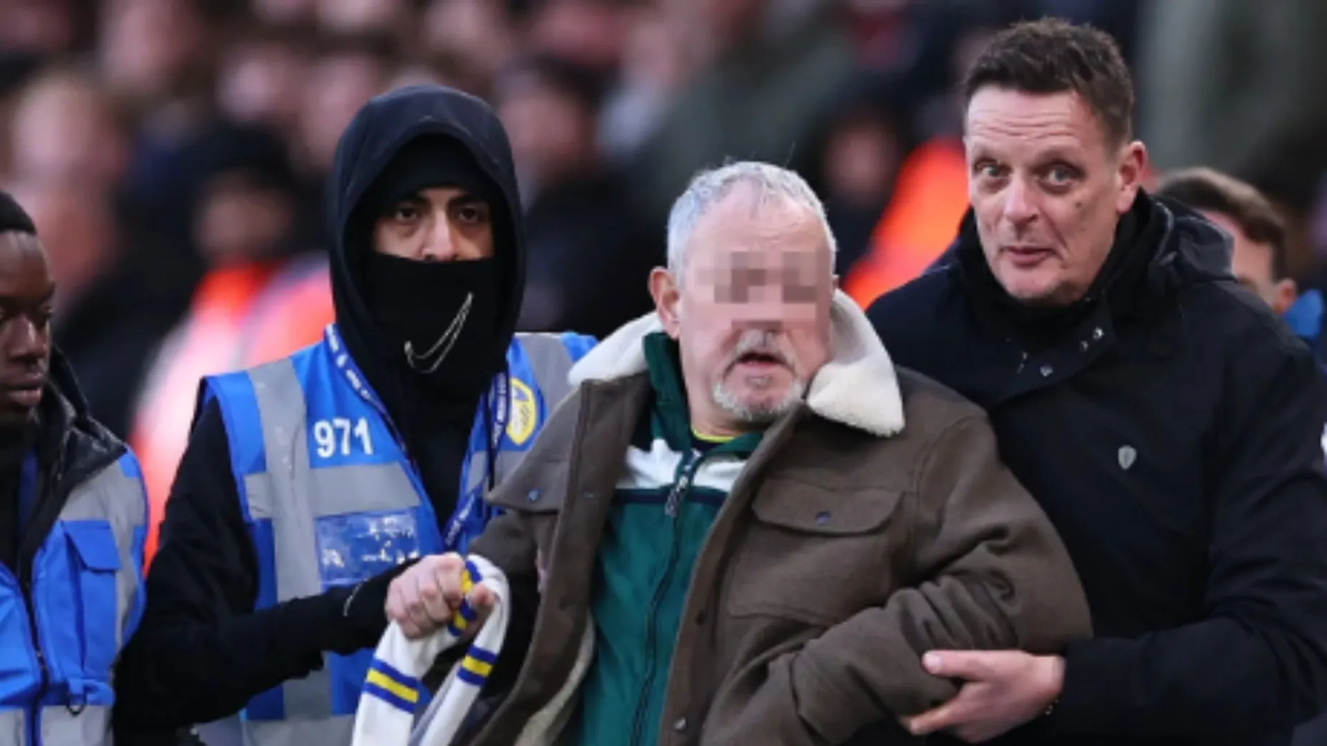 Un tifoso di casa è entrato in campo per andare a protestare contro Daniel Farke, allenatore del Leeds