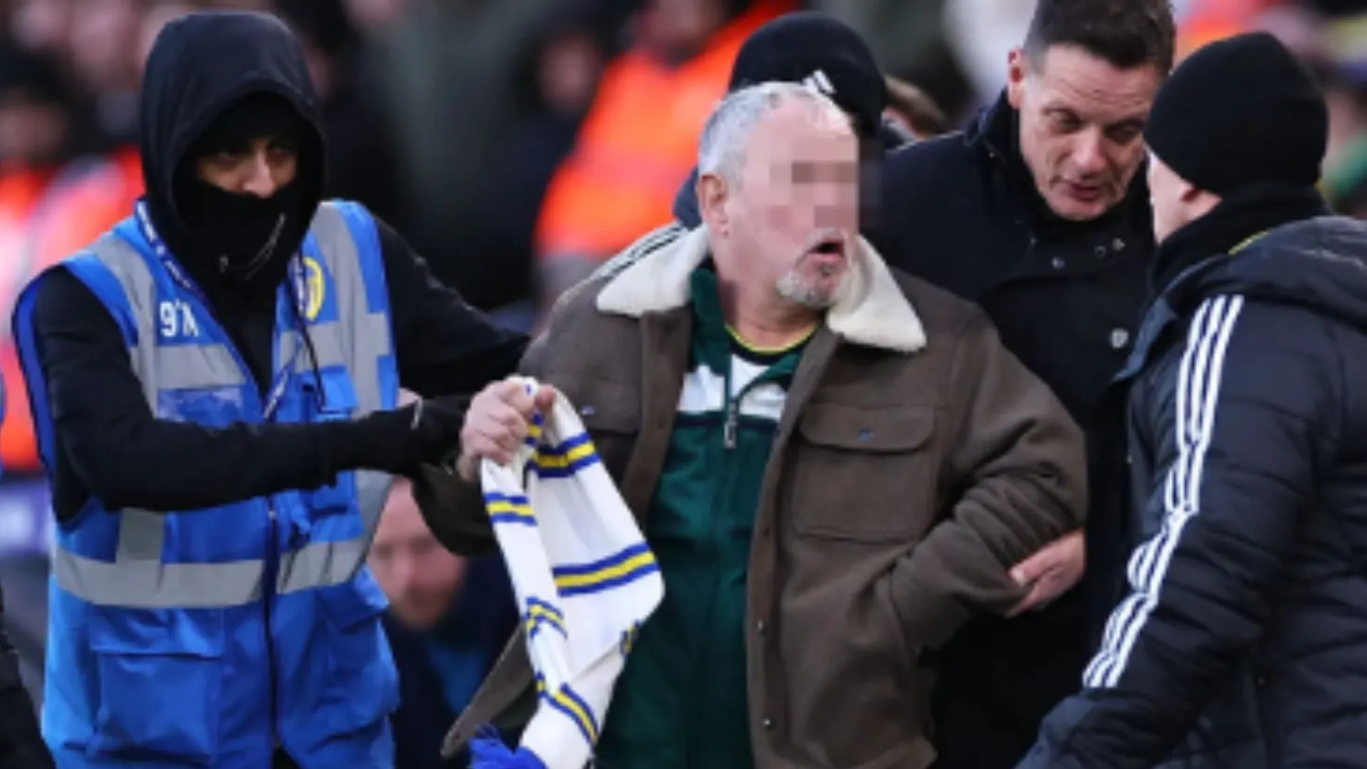 Fortunatamente l'uomo è stato bloccato prima che potesse raggiungere l'allenatore