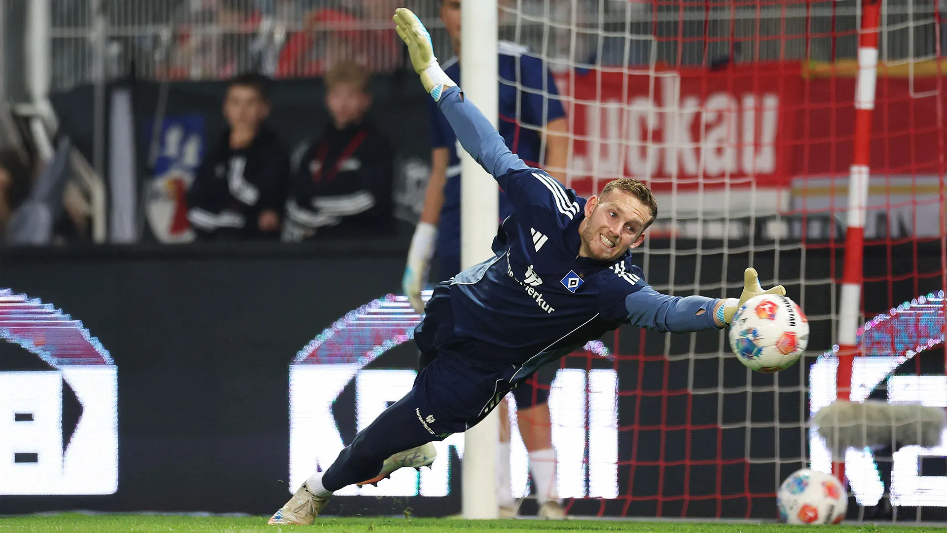 Il portiere israeliano non gioca titolare all'HSV