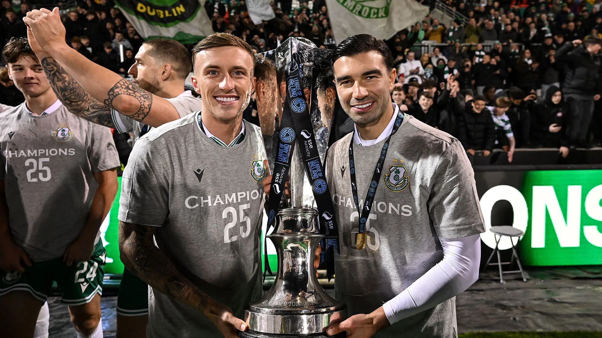 Mandroiu aveva un tutore al ginocchio, ha festeggiato per qualche minuto ma poi è tornato negli spogliatoi