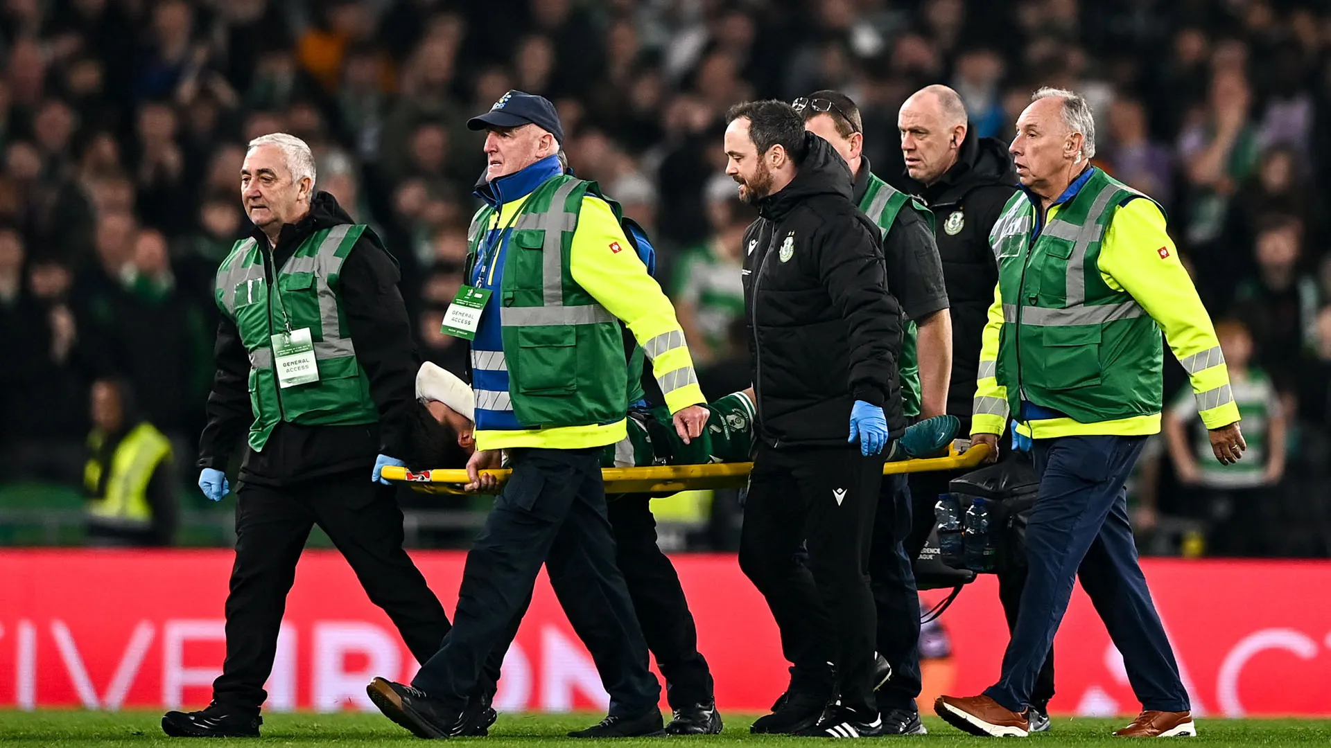 Il centrocampista si è coperto il volto per mascherare le lacrime