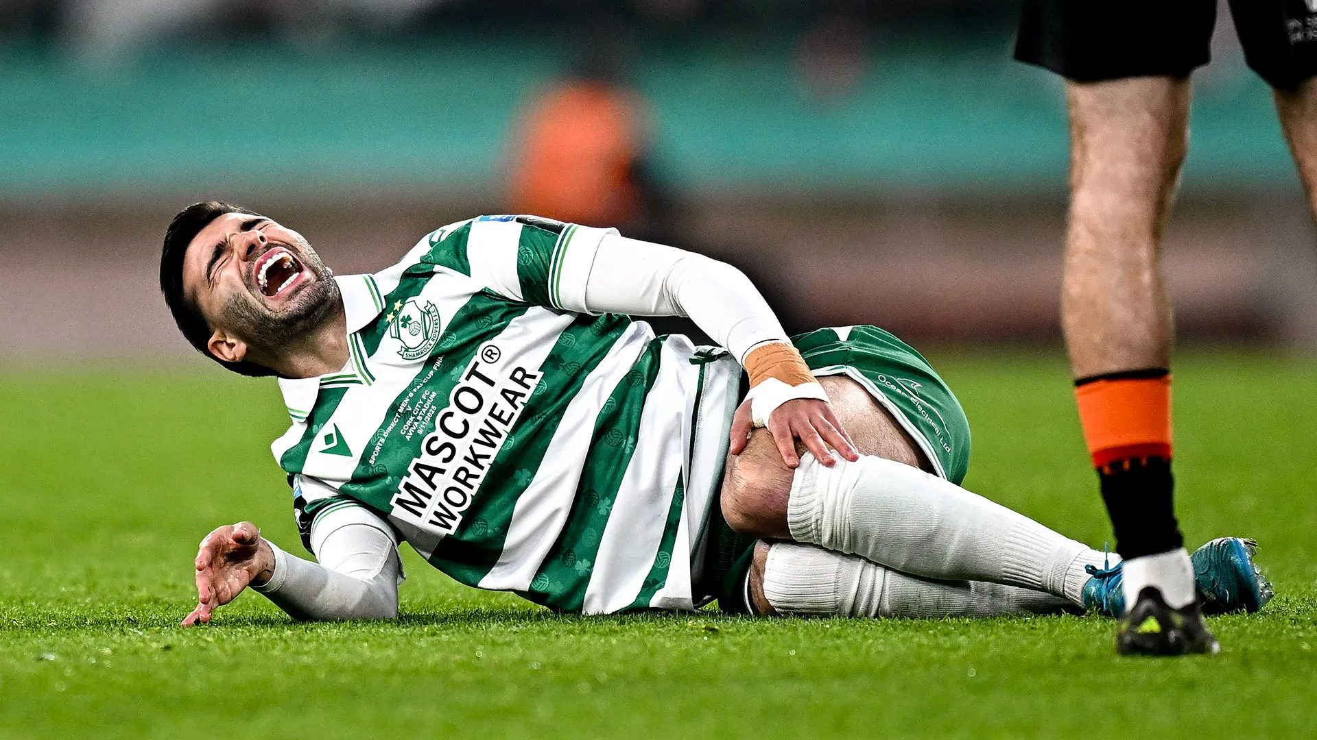 Le sue urla di dolore si sentono in tutto lo stadio