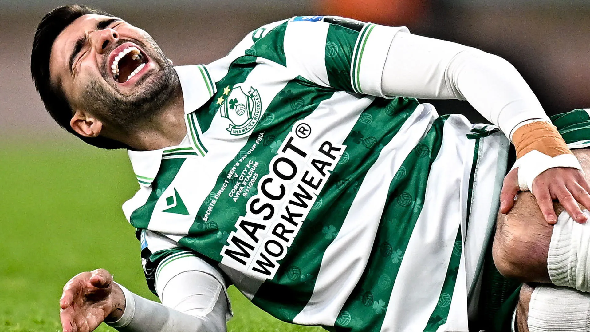 Il calciatore ha ricevuto un colpo durissimo ed è crollato a terra dolorante