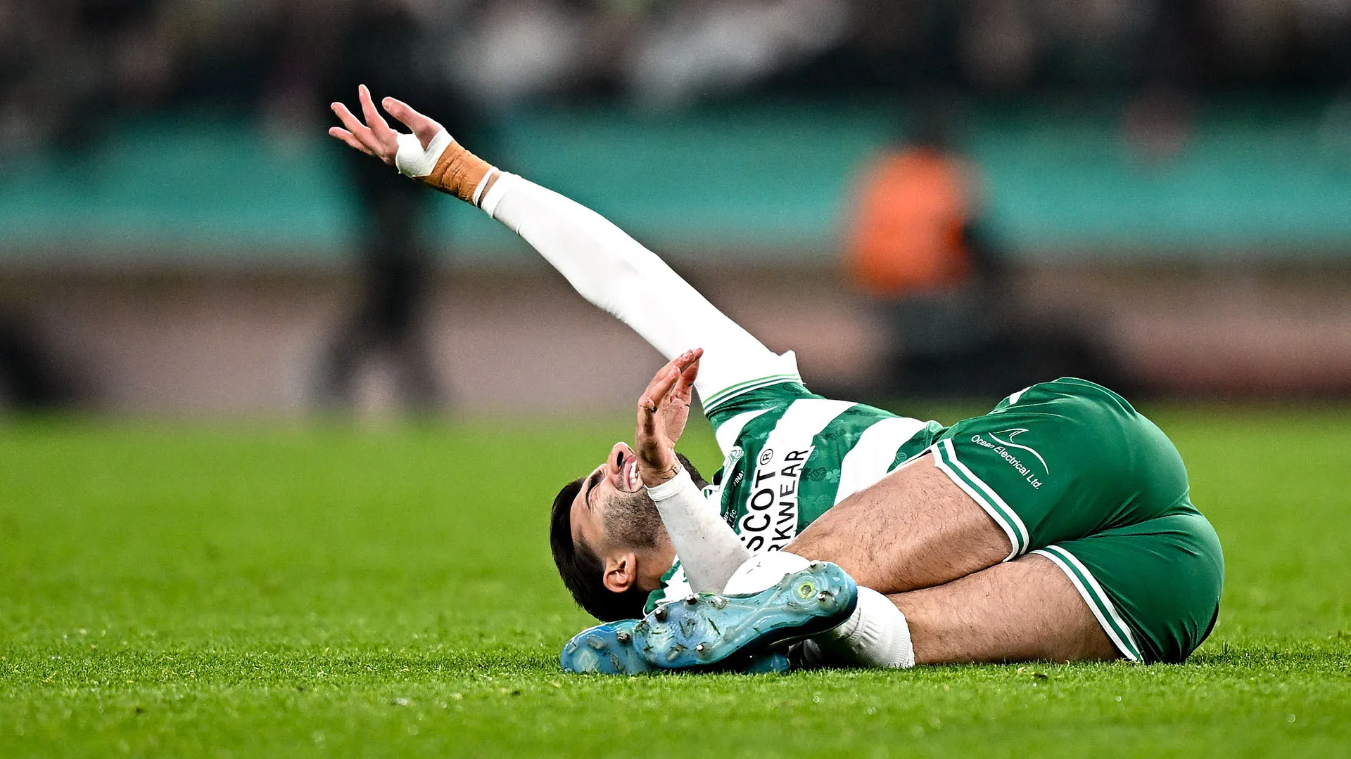 Tremendo infortunio al ginocchio per Danny Mandroiu durante Shamrock Rovers-Cork City