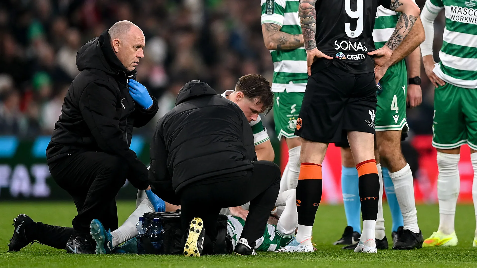 Lo staff dello Shamrock Rovers si è precipitato in campo per soccorrere il campione