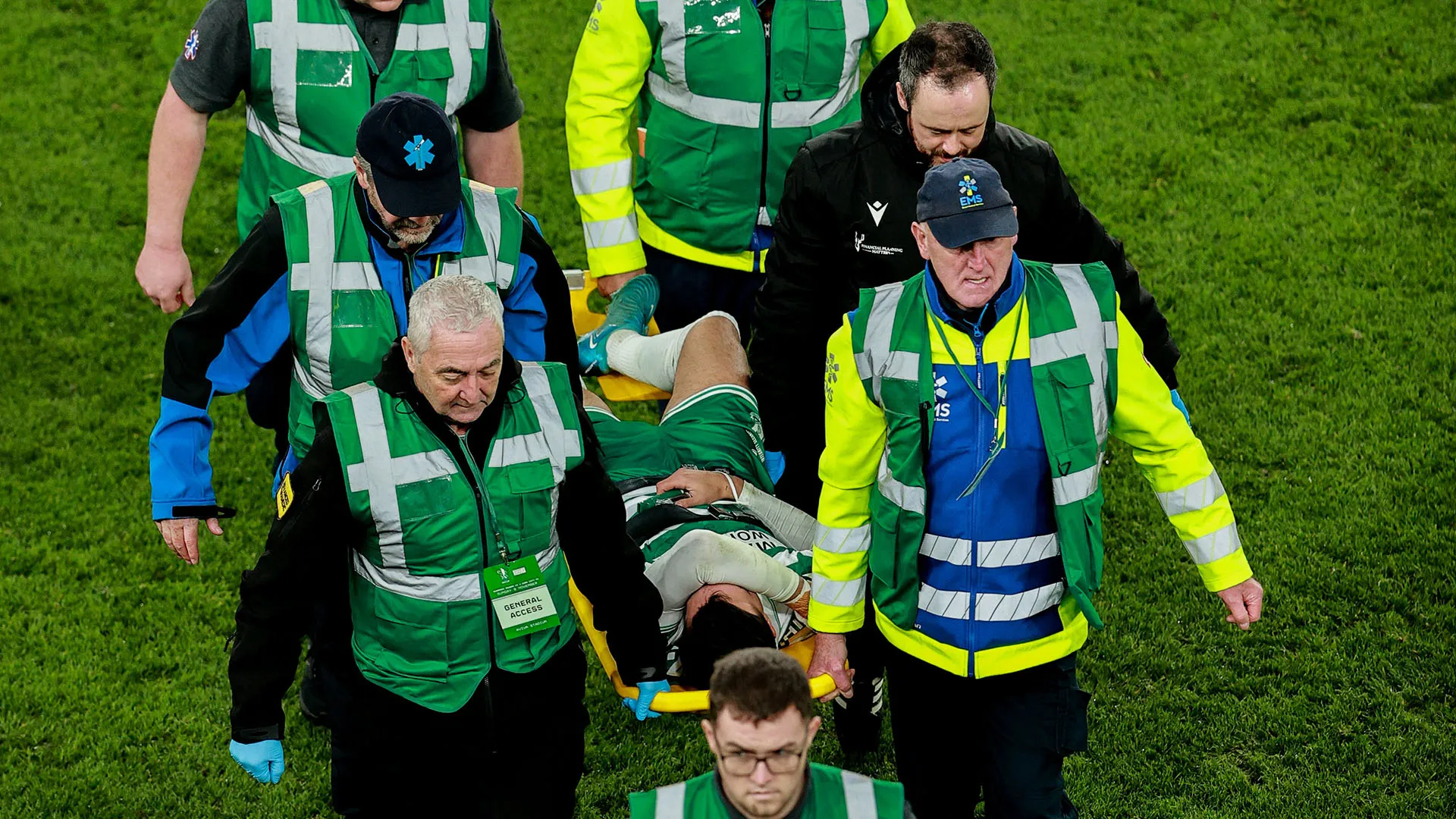 Dopo le prime cure, Danny Mandroiu è stato portato fuori dal campo in barella: non riusciva a camminare