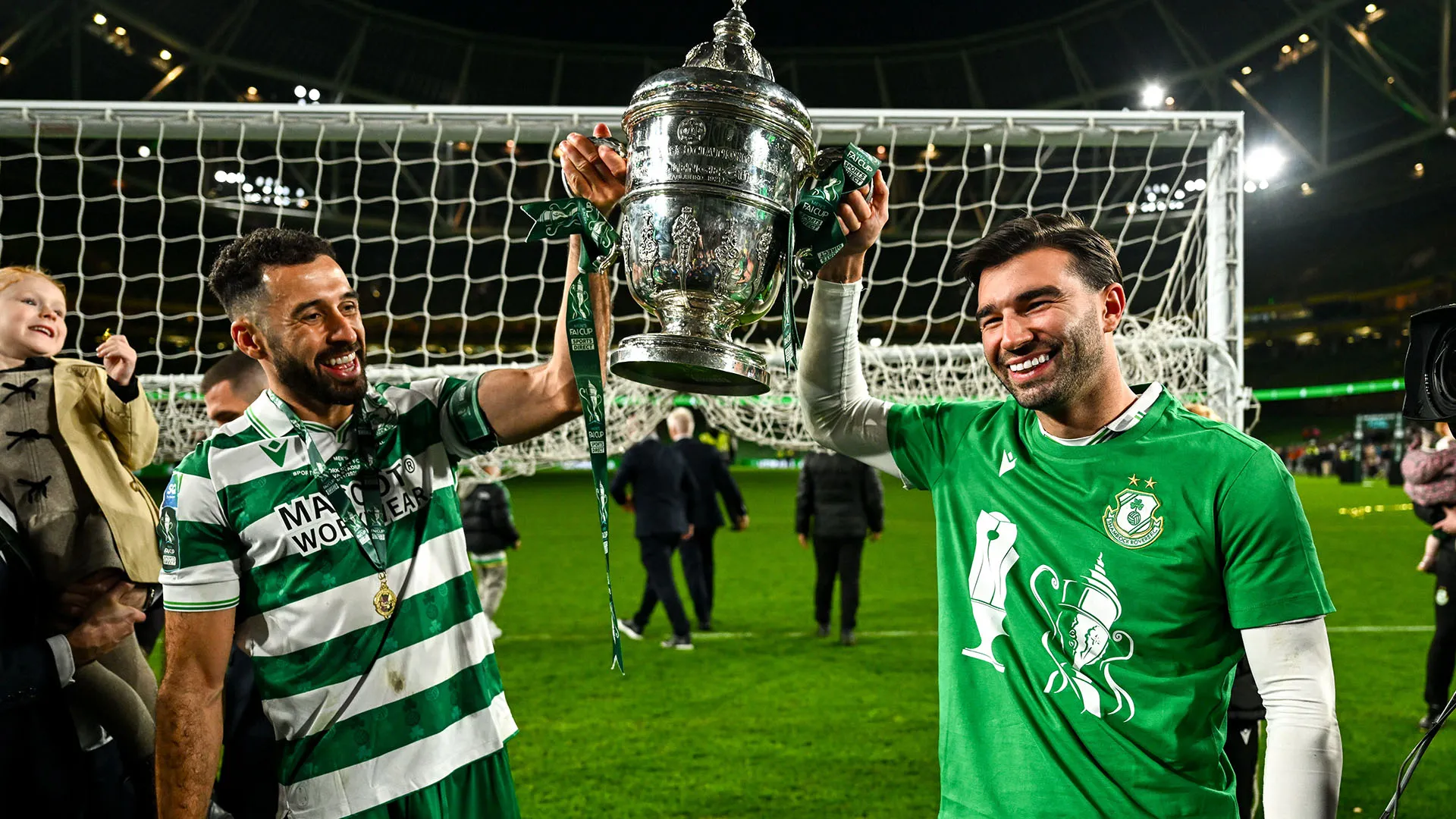 Danny Mandroiu è tornato poi in campo per festeggiare con i compagni la FAI Cup