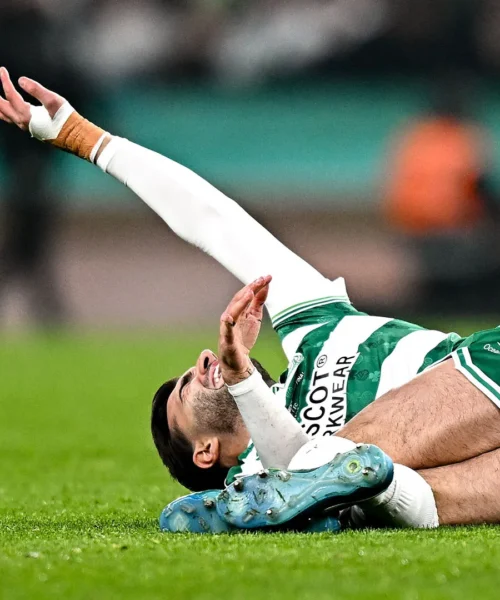 Le sue urla di dolore si sentono in tutto lo stadio: foto