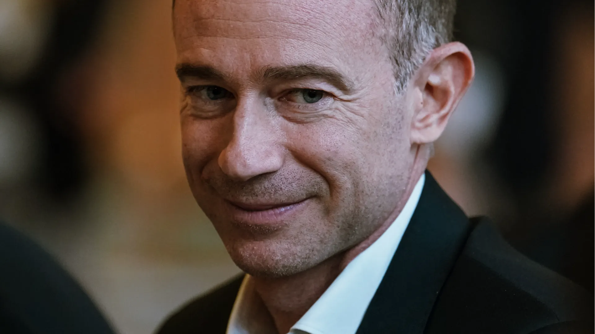 Tifosi e appassionati abbracciano con calore le squadre durante la sfilata. Volandri sorride.