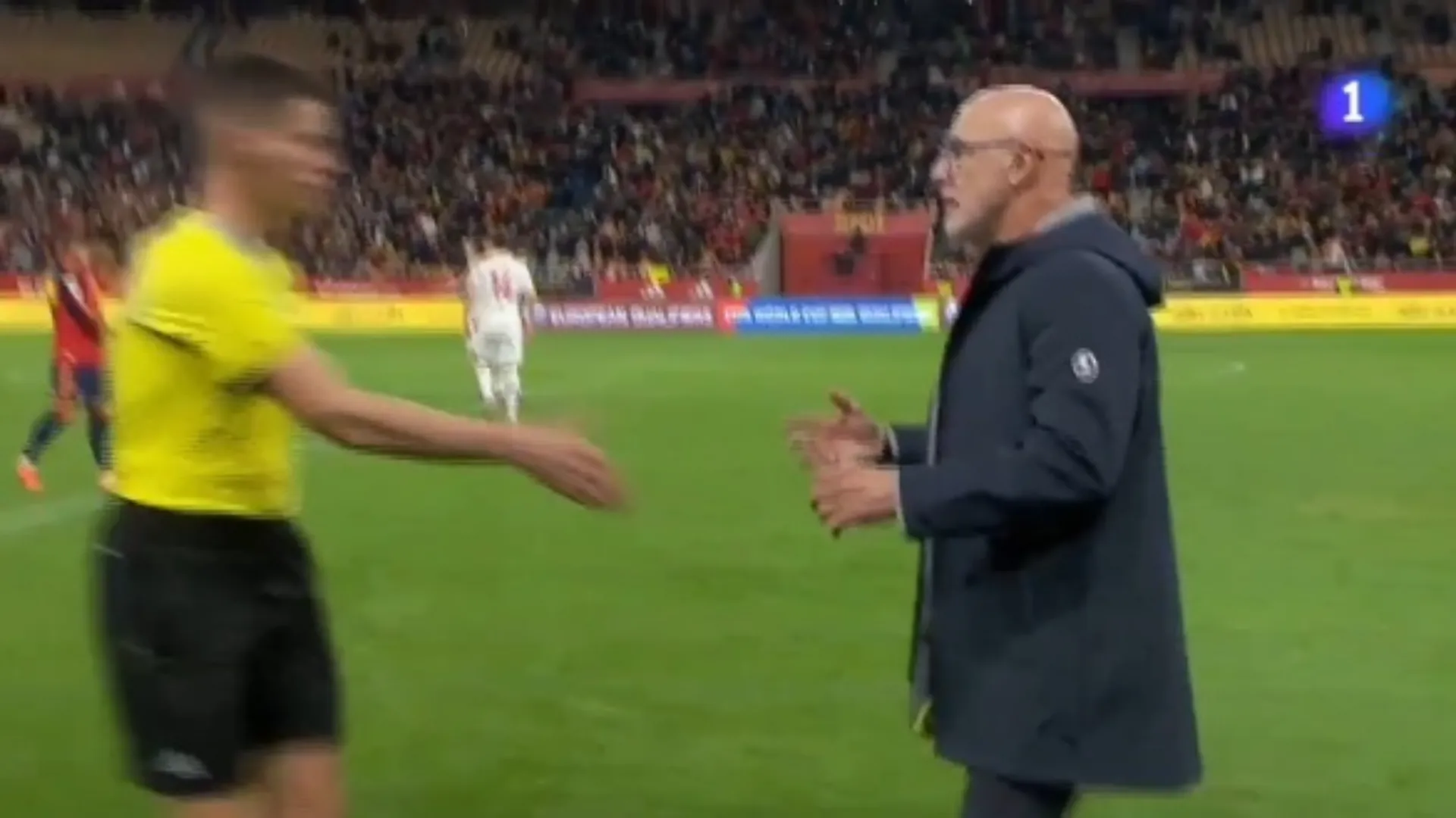 Un guardalinee si è avvicinato per stringergli la mano...