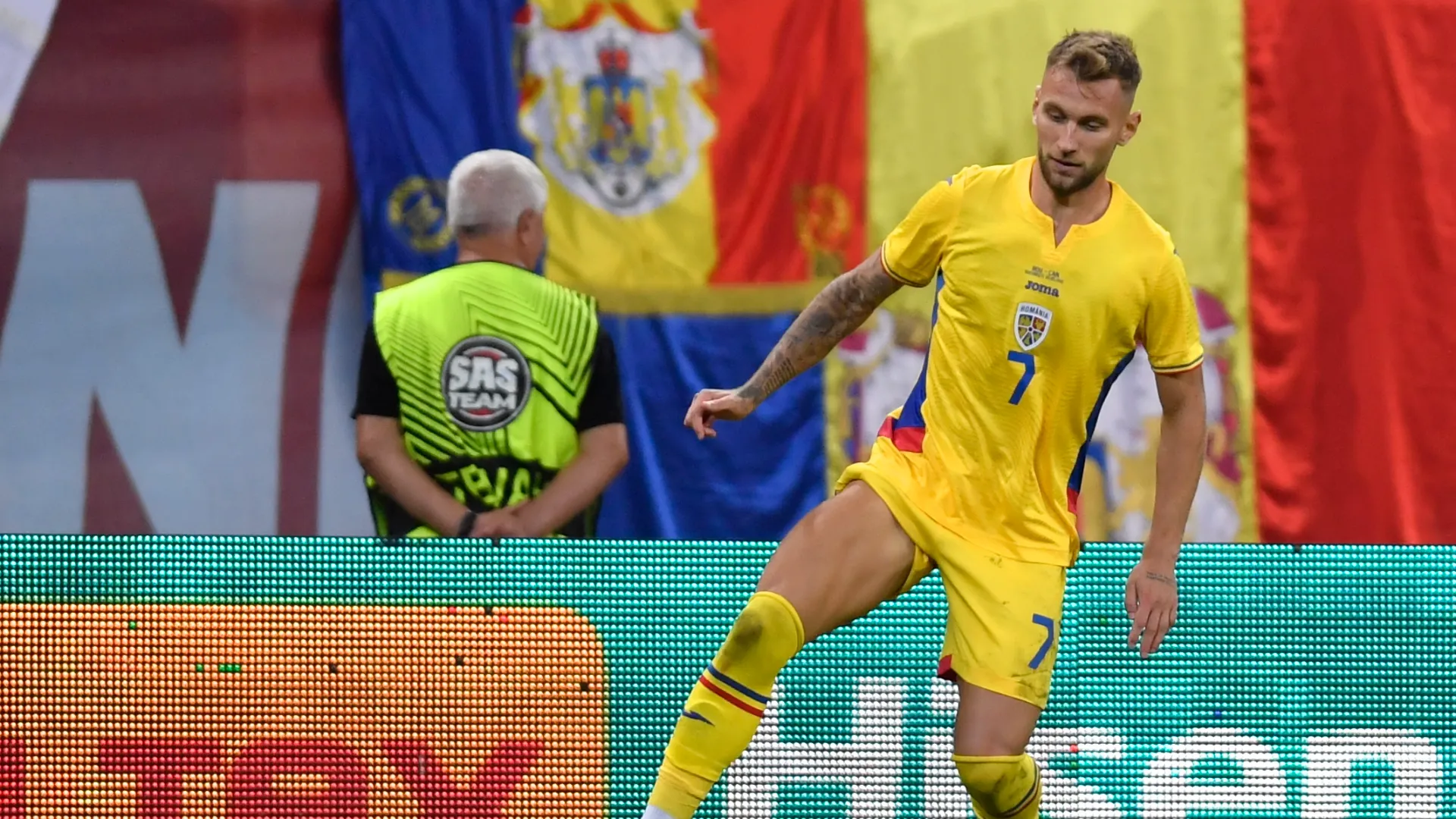 L'attaccante rumeno è stato protagonista in negativo nella partita contro la Bosnia