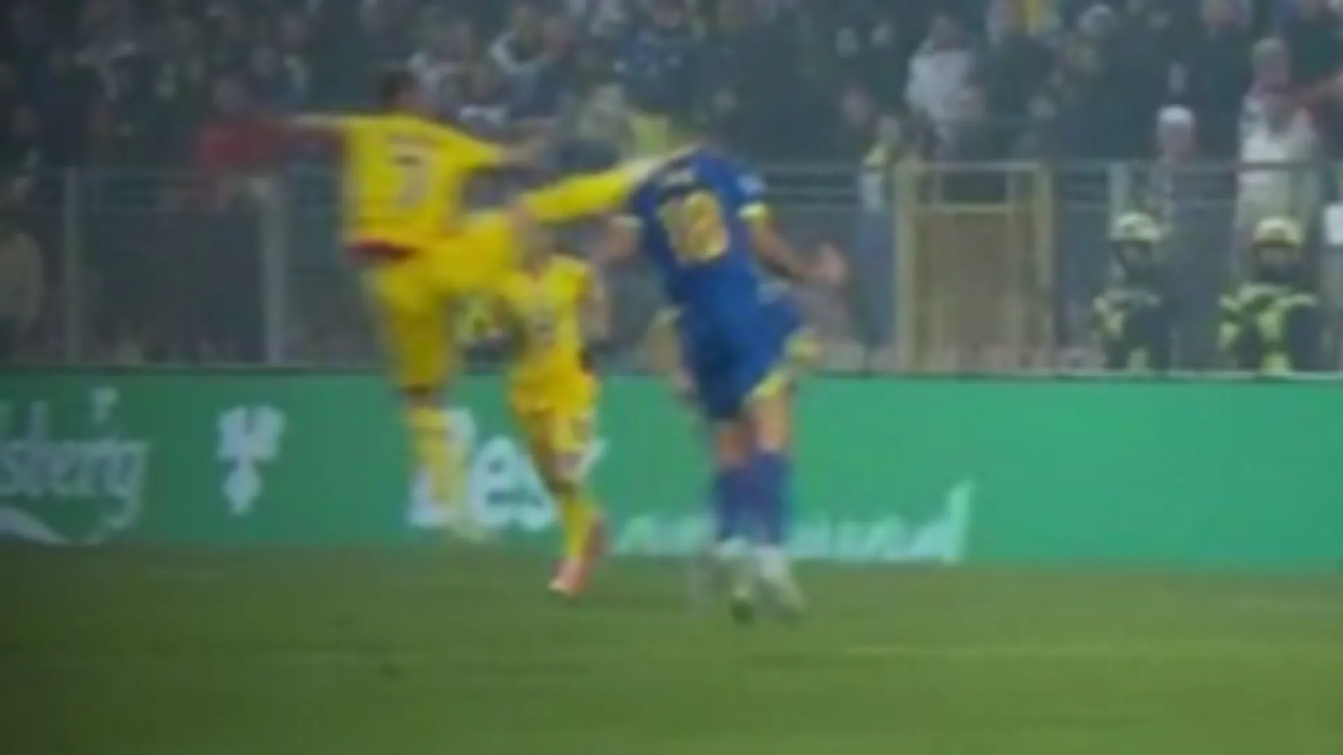 Per lui un intervento folle: calcio volante in testa ad un avversario