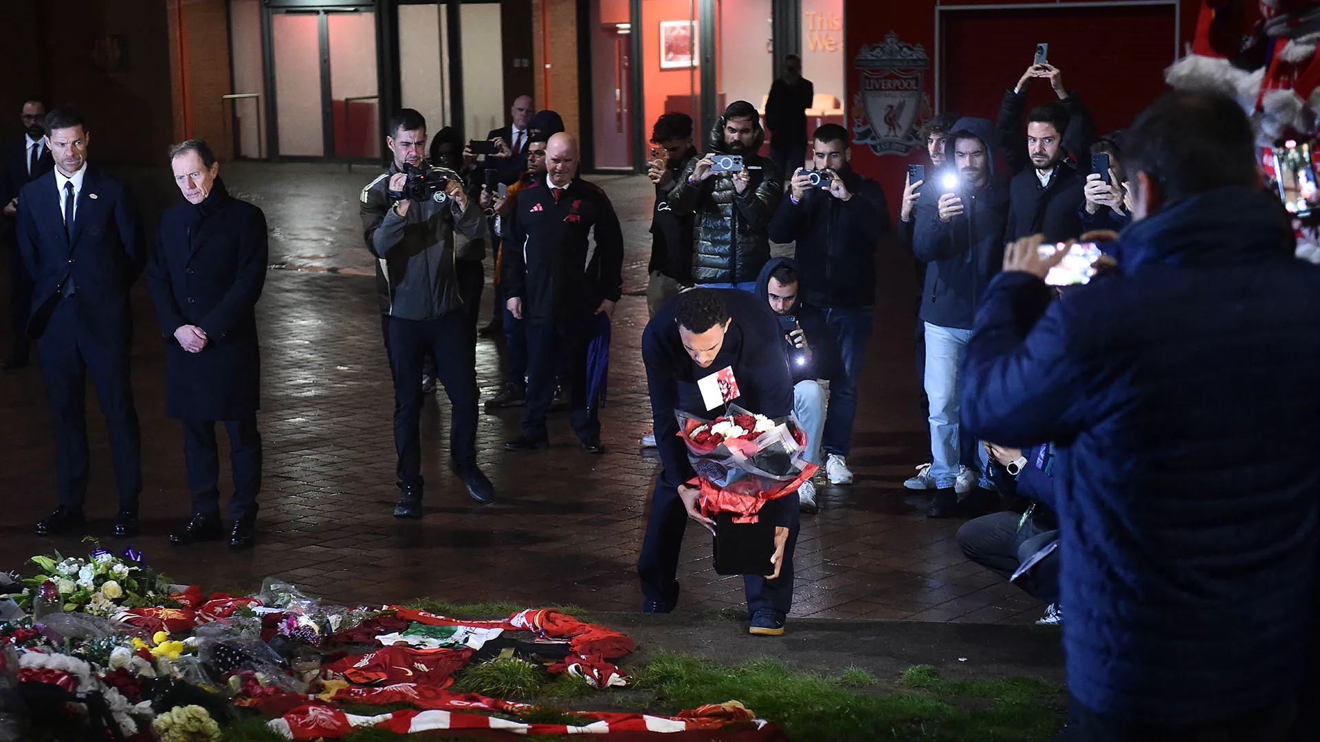 L'ex terzino del Liverpool ha depositato dei fiori in onore dell'ex compagno