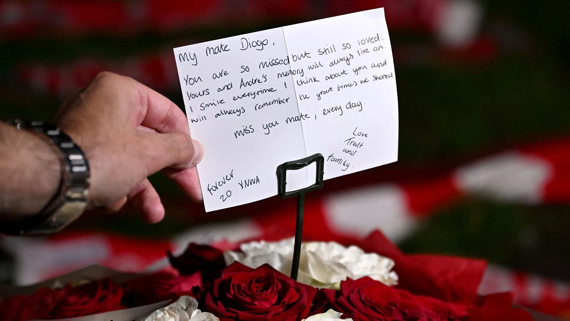 Attaccato ai fiori c'era un biglietto molto emozionante