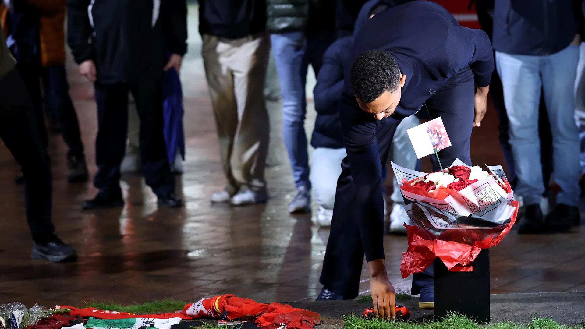 Alexander-Arnold ha deciso di appoggiare a terra anche un joystick: lui e Diogo Jota giocavano spesso alla Playstation insieme