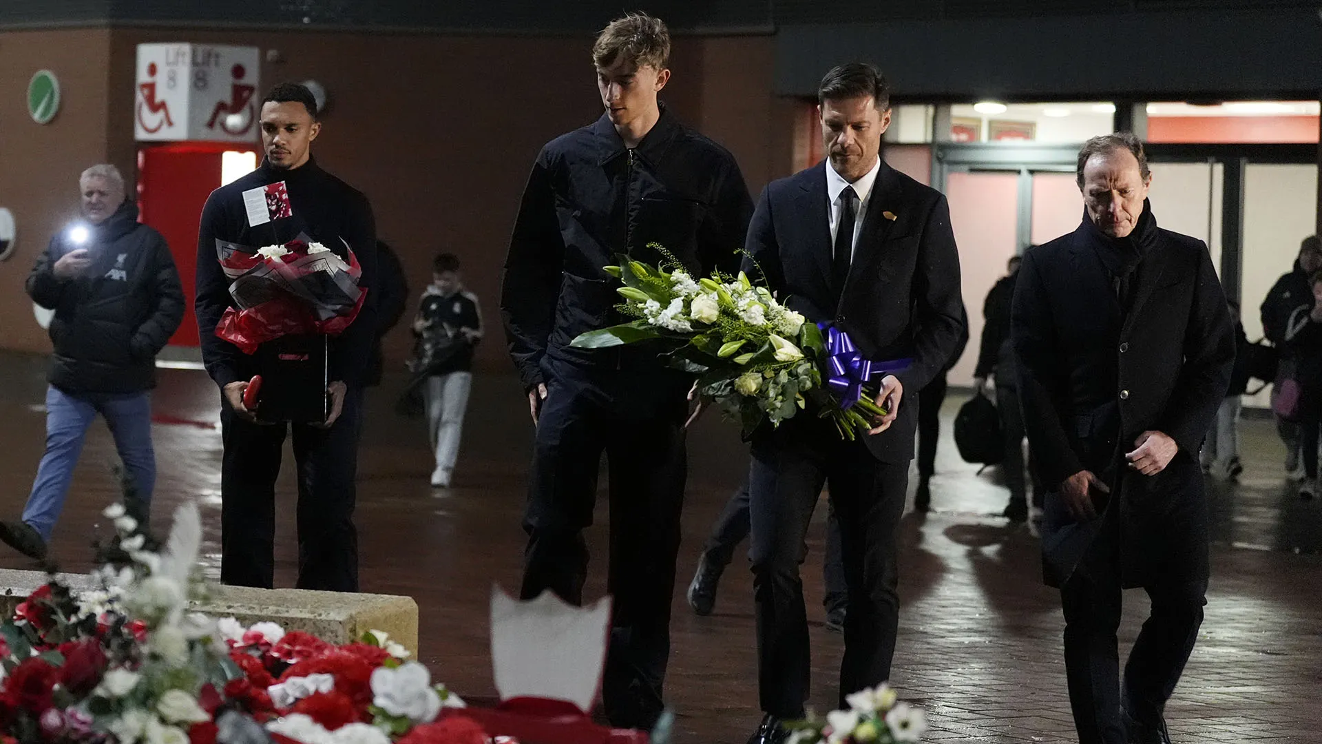 Xabi Alonso e il Real Madrid rendono omaggio a Diogo Jota