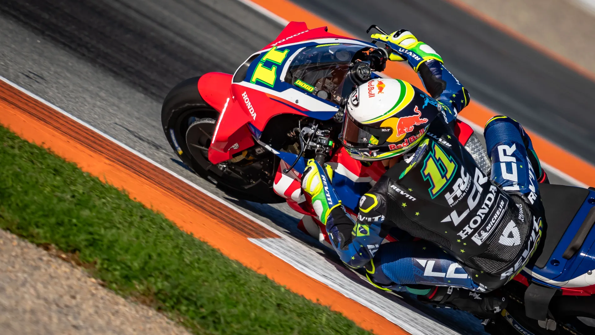 ... ha iniziato a familiarizzare con l’elettronica avanzata della moto... 